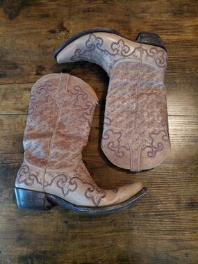 Old Gringo tan and black leather western boot heel